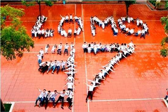 Hoạt động 'Chụp ảnh kỷ yếu' của học sinh khối 12 trường THPT Lômônôxốp đã diễn ra tại sân trường của mình - nơi chứa đựng nhiều nhất những kỷ niệm đẹp của tuổi học trò.