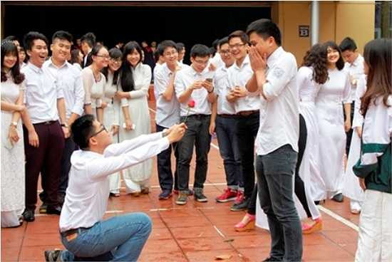 Các nam sinh chụp ảnh 'tỏ tình' tinh nghịch.