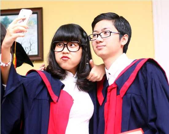 Nhiều cặp đôi thể hiện tình cảm trong những bức ảnh kỷ yếu.