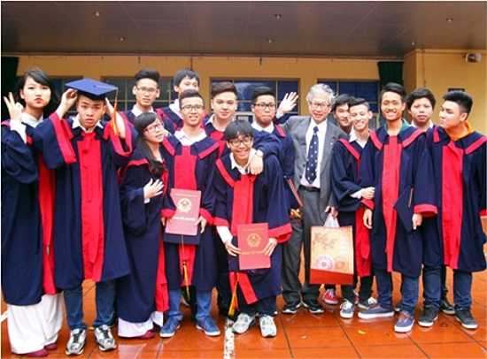 Học sinh chụp ảnh kỷ niệm cùng thầy giáo dạy tiếng Nhật