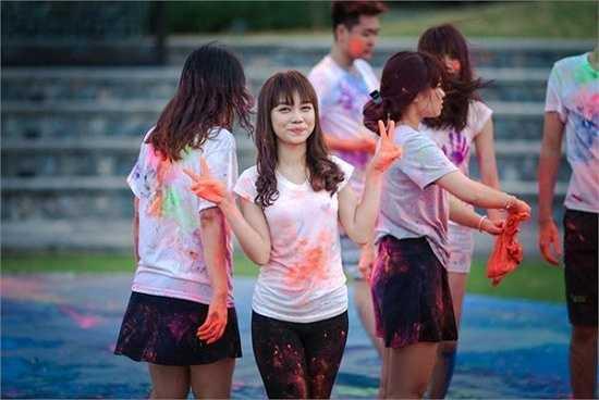 Bộ ảnh là những khoảnh khắc chơi đùa hồn nhiên và ngập tràn sắc màu của các thành viên trong lớp.