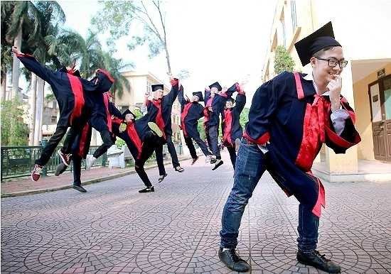 Học sinh THPT Trần Nguyên Hãn đã tạo ra nhiều tư thế 'luyện võ công' hài hước, vui nhộn để có được bộ ảnh kỷ yếu ấn tượng nhất. 