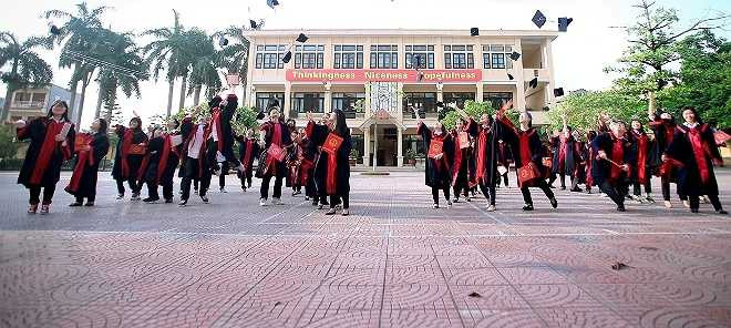 Các em học sinh mong sẽ thành công trên con đường tương lai phía trước.