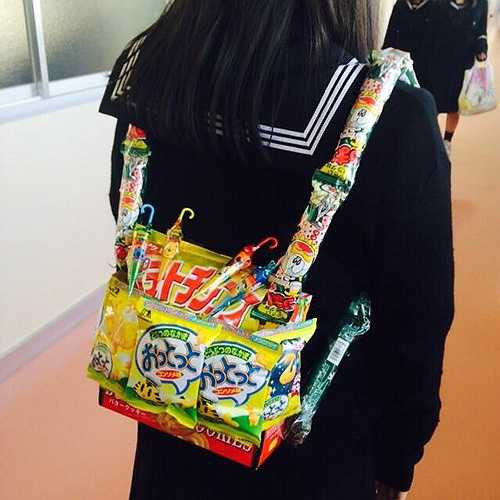 Thay bằng chất liệu vải, da thông thường... những chiếc ba lô, túi xách của nữ sinh Nhật Bản nay được làm hoàn toàn bằng những gói quà vặt, bánh kẹo đầy màu sắc.