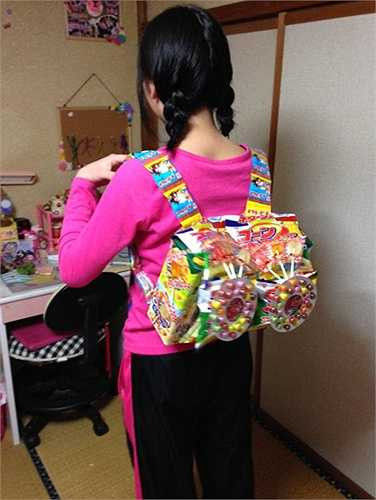 Những chiếc ba lô quà vặt này được thiết kế khá chi tiết và đầy sáng tạo. Đây là kết quả của việc ghép nối các hộp bánh, kẹo với nhiều hình dạng khác nhau để tạo nên hình dáng của chiếc ba lô.