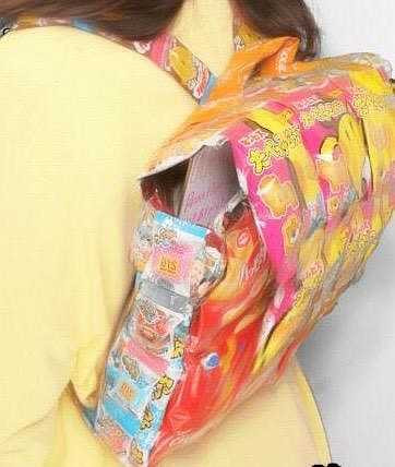 Bên ngoài những chiếc cặp này được phủ bằng các lớp giấy bóng kính, ni lon, bao bì của các loại bánh kẹo... bên trong vẫn thiết kế khoảng trống vừa đủ để học sinh đựng sách vở, đồ dùng học tập.