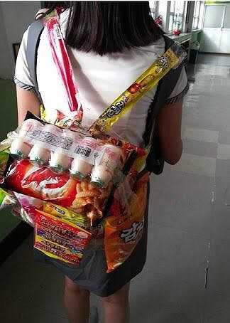 Và món phụ kiện kỳ quặc này đã trở thành phong trào của nữ sinh Nhật Bản. Cô bé nào cũng muốn mình có một ba lô quà vặt để mang đến trường.