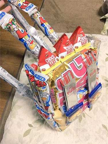 Phong trào này cũng tạo nên làn sóng thi nhau tự chế ba lô quà vặt trong giới trẻ Nhật Bản. Các học sinh tích trữ quà bánh ở nhà, sau đó dùng băng dính, dập ghim ghép chúng lại thành ba lô mang đi học.