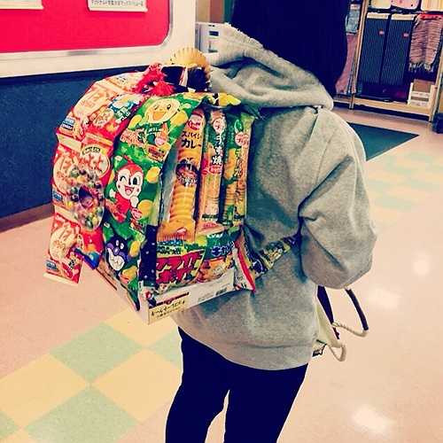 Những chiếc ba lô được thiết kế đẹp sẽ giúp chủ nhân khoe được vẻ đáng yêu, cá tính và trình độ sáng tạo cao hơn.