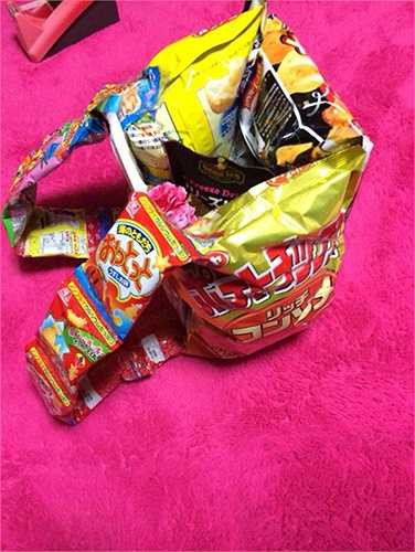 Nhiều trường học của Nhật Bản không cấm học sinh mang cơm trưa đến trường, nhưng việc mang quá nhiều quà vặt đến lớp như thế này cũng là trái với nội quy.