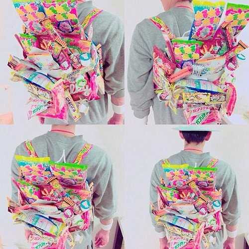 Tuy vậy, các học sinh vẫn đang rất thích thú và dường như 'phát cuồng' với phong trào này. Thậm chí một số nam sinh cũng tự thiết kế, tự làm những ba lô quà vặt để khoe với bạn bè.