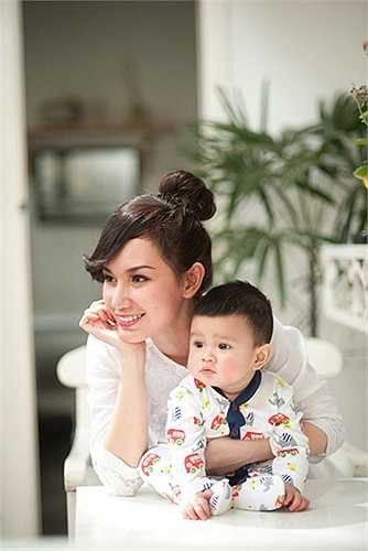 Lấy chồng từ năm 22 tuổi và làm mẹ ở tuổi 24, Quỳnh Chi vẫn giữ được nét đẹp mong manh, dịu dàng. Bé Lucas luôn được mẹ yêu thương vỗ về.