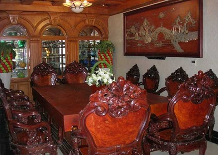 Một bộ bàn gỗ hoành tráng trong biệt thự.