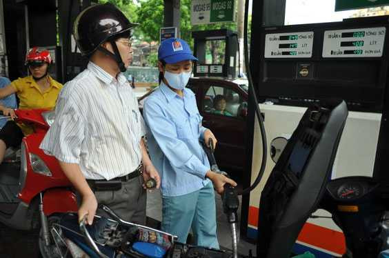 Giá xăng tăng sốc, dân ngậm ngùi 'chịu trận'