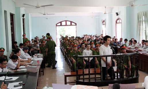 Hàng trăm cảnh sát tại phiên xử vụ truy sát kinh hoàng