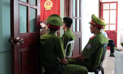 Hàng trăm cảnh sát tại phiên xử vụ truy sát kinh hoàng