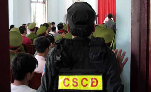 Hàng trăm cảnh sát tại phiên xử vụ truy sát kinh hoàng