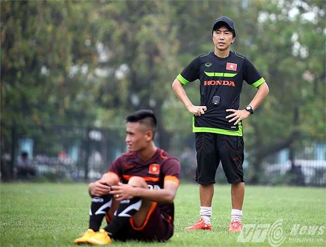 Buổi tập đầu tiên của ĐTVN tỏ ra khá vắng vẻ khi có tới 4 tuyển thủ B.Bình Dương vắng mặt vì bận thi đấu AFC Champions League, còn Văn Quyết bận cưới vợ (Ảnh: Quang Minh)