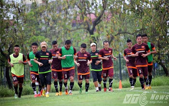 Theo kế hoạch, tuyển Việt Nam sẽ có một trận đấu với đàn em U23 ngày 20/5 trước khi di chuyển sang Bangkok ngày 22/5 (Ảnh: Quang Minh)