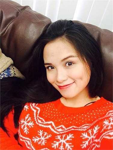 Hoa hậu Thế giới người Việt 2010 Diễm Hương vừa trải qua thời gian sinh nở vào tháng 12/2015. Thời điểm này, cô tăng cân nhẹ với khuôn mặt bầu bĩnh. 