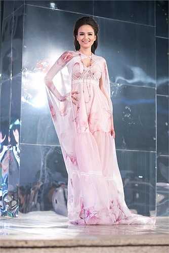 Diễm Hương trình diễn thời trang với trang phục chít eo gợi cảm.