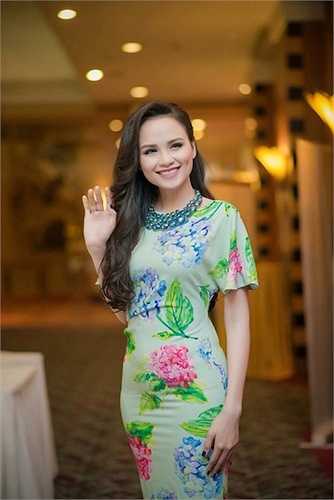 Trong lần gặp gỡ Hoa hậu Hoàn vũ 2007 Riyo Mori, Diễm Hương Tự tin diện chiếc đầm khoe vòng eo thon gọn. 
