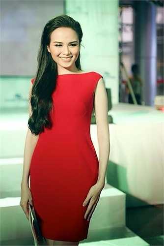 Xuất hiện tại một sự kiện ra mắt phim, Diễm Hương triệt để khoe vóc dáng thon gọn. 