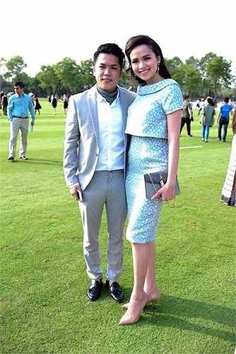 Tham gia sự kiện từ thiện do vợ chồng Thu Minh tổ chức, cô cũng diện áo crop-top khoe eo thon. 