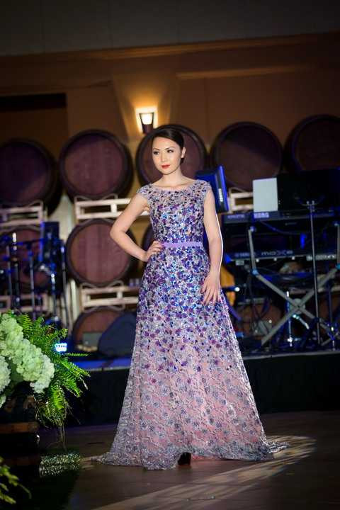 Đảm nhận vị trí veddette, dù không phải là người mẫu chuyên nghiệp nhưng Jennifer Chung vẫn tự tin sải bước trên sàn catwalk, từng ánh mắt cử chỉ của cô nàng đã cuốn hút tất cả khán giả có mặt tại sân khấu. 