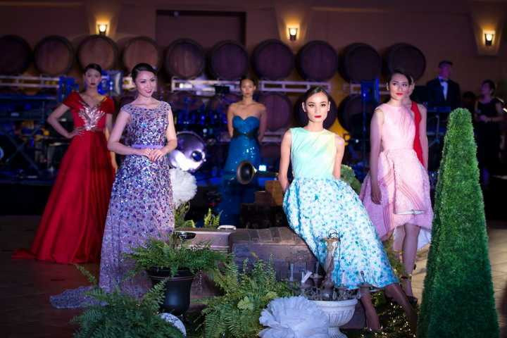 Biến hóa liên tục trong mỗi bộ trang phục, với những thiết kế của Lê Thanh Hòa, cô nàng điệu đà như công chúa trong bộ váy trắng, khi lại thướt tha dịu dàng trong chiếc đầm dạ hội lộng lẫy, Jennifer Chung đẹp kiêu sa rạng rỡ. 