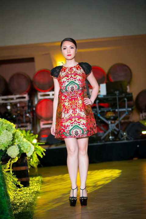 Rất thích chiếc váy chất liệu gấm thổ cẩm của NTK Thủy Nguyễn, Jennifer Chung cảm nhận được nét truyền thống và hiện đại mà NTK gửi gắm qua bộ trang phục này.