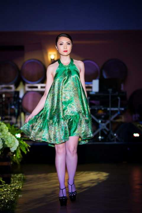 Mặc dù trong buổi trình diễn thời trang còn có sự xuất hiện của người mẫu Lê Thúy nhưng Jennifer Chung không hề lo lắng, cô hoàn thành tốt vai trò veddette của mình trong sự thán phục khen ngợi của mọi người. 