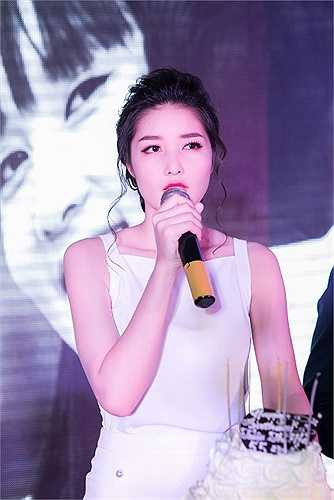 Chia sẻ trong một dự án từ thiện, Hoa hậu các dân tộc Triệu Thị Hà rơi nước mắt cho biết: 'Từng trải qua những tháng ngày tuổi thơ khốn khó nên tôi luôn khát khao giúp đỡ nhiều mảnh đời bất hạnh, đặc biệt là trẻ em khi bản thân có điều kiện và khả năng. 