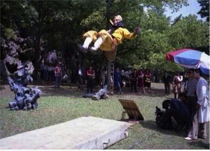 Công cụ hỗ trợ cho những màn nhào lộn, bật nhảy của Tôn Ngô Không.