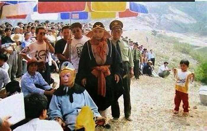 Dòng người đông nghịt kéo tới xem quá trình thực hiện các cảnh quay trong Tây Du Ký.