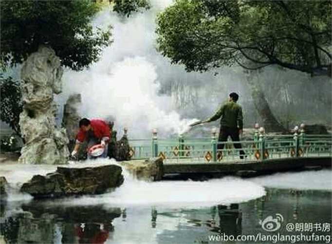 Đoàn phim tạo bối cảnh sương khói huyền ảo.