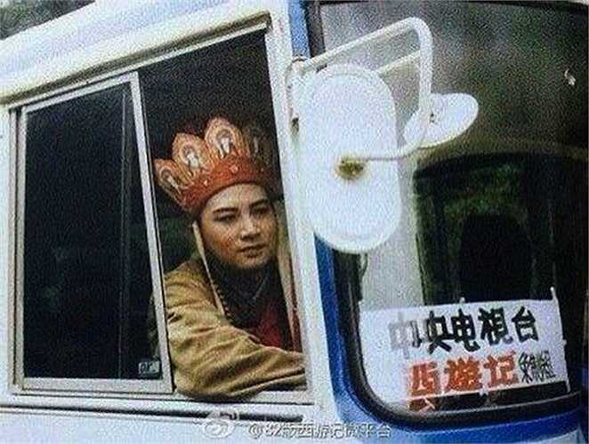 Đường Tăng không cưỡi ngựa mà ngồi xe ô tô!