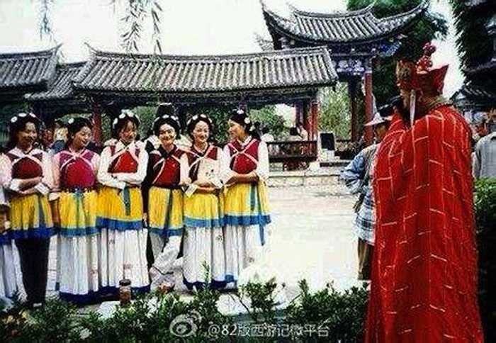 Đường Tăng vui vẻ chụp ảnh kỷ niệm cho dàn người đẹp.