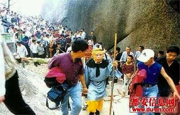 Dòng người đông nghịt kéo tới xem quá trình thực hiện các cảnh quay trong Tây Du Ký.