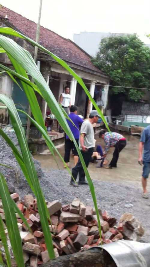 Người phụ nữ tố cáo bị cả nhà hàng xóm xé quần, trói chặt tay chân