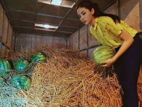 Bức ảnh bê dưa gây 'bão' của đương kim hoa hậu.