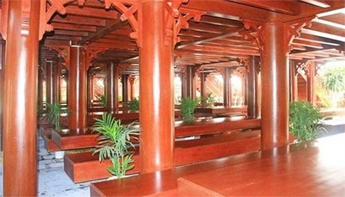 Nhà có 7 gian với 16 cột cái đường kính 45cm, hệ thống cột quân và cột hiên rộng 40cm. Bao quanh nhà là 200 mét tường bê tông vững chắc. Ảnh: ĐSPL.