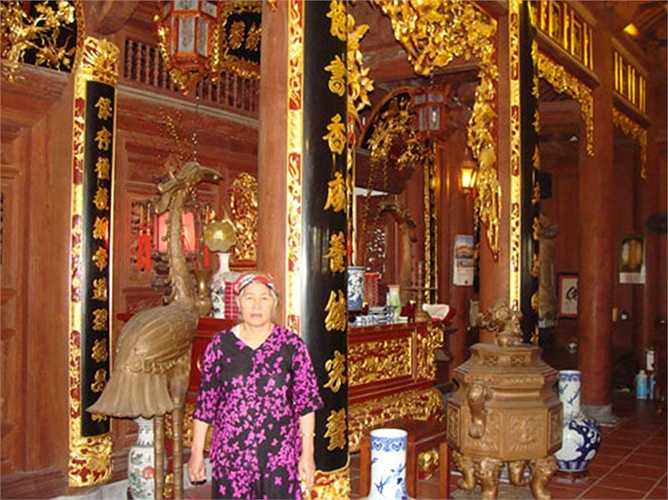 Nhắc đến những căn nhà gỗ cực kỳ đắt đỏ, không thể không nhắc đến ngôi nhà vườn nằm trong khuôn viên chính rộng đến 5.000 m2 của đại gia Nguyễn Đức Lượng (chủ tịch HĐQT, kiêm tổng giám đốc Công ty Cổ phần Đầu tư Phát triển nhà Trường Linh) tại Chí Linh, Hải Dương. 