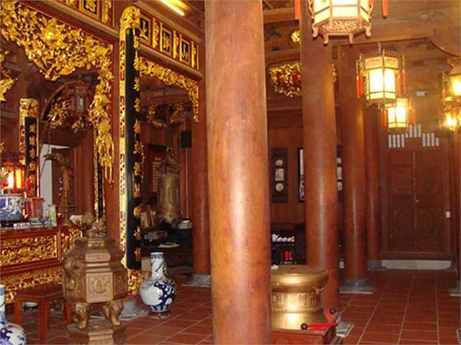 Toàn bộ cột nhà, kèo, cửa vách, hoành phi, câu đối đều được làm từ gỗ lim. Ảnh: Ngọc Dương.