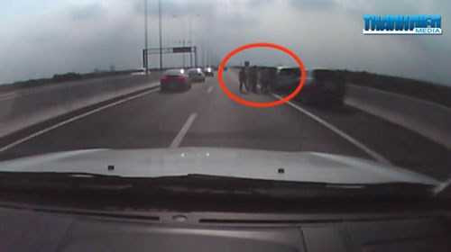 Ô tô rượt đuổi náo loạn trên đường cao tốc