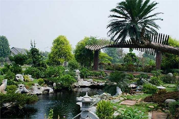 Không chỉ được dư luận chú ý vì có giọng hát hay tại Sao Mai điểm hẹn 2011, ca sĩ Mai Khánh Ly còn khiến nhiều người ngưỡng mộ vì cô và chồng sở hữu biệt thự vườn được thiết kế đẹp mắt tại Gia Lâm - Hà Nội.