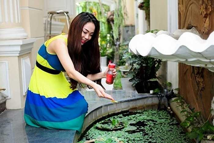 Biệt thự riêng của Minh Hằng ở quận 2, TP HCM có không gian riêng dành cho những phút giây thư giãn của cô. Căn nhà thiết kế khu tiểu cảnh nhỏ ngay gần phòng khách, với ao nuôi cá và trồng cây cảnh.