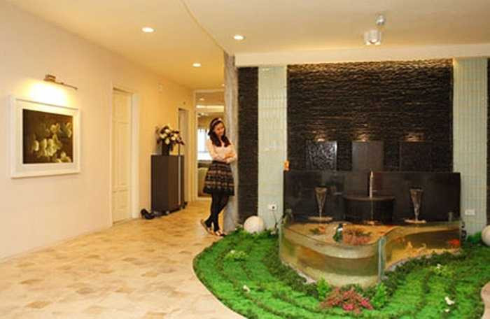 Chú trọng mang thiên nhiên vào không gian sống, căn hộ chung cư cũ rộng 300m2 của Lã Thanh Huyền ở Hà Nội thiết kế mở với một sảnh rộng có hồ cá và thác nước.