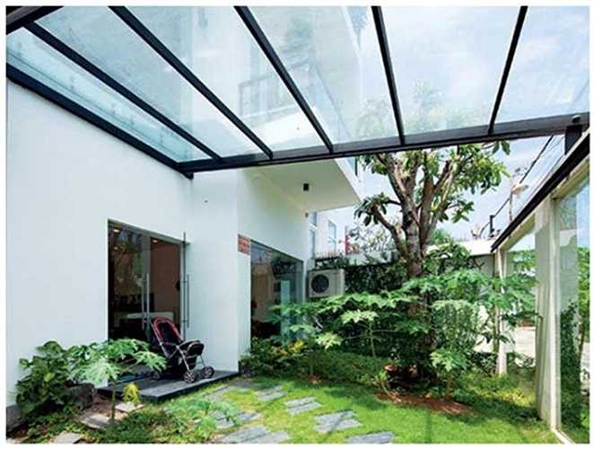 Sân vườn được thiết kế mở, phần mái bằng kính giúp lấy ánh sáng chan hòa cho không gian.