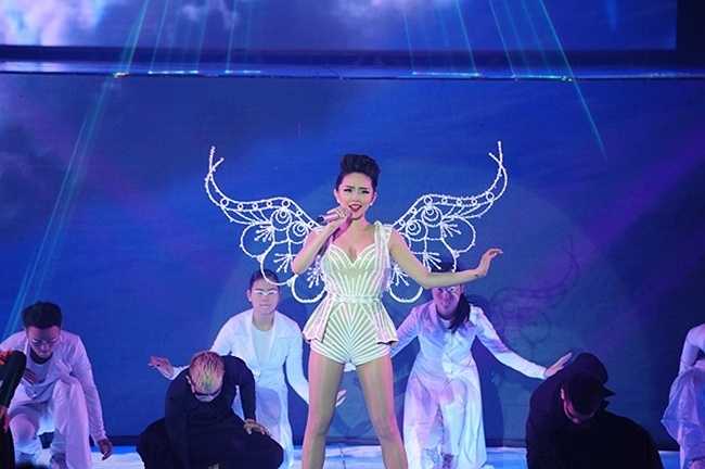 Ngay đêm thi đầu tiên, Tóc Tiên đã tạo được những dấu ấn riêng trên sân khấu The remix. Phong cách gợi cảm gắn liền với hình ảnh nữ ca sĩ cũng được tận dụng triệt để nhằm tôn vinh lên tiết mục biểu diễn